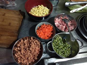 玉米冬豆胡萝卜火腿丁碎肉杂烩-家常改良版金玉满堂的做法步骤2