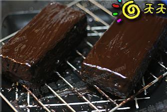 巧克力淋面榴莲蛋糕的做法步骤9