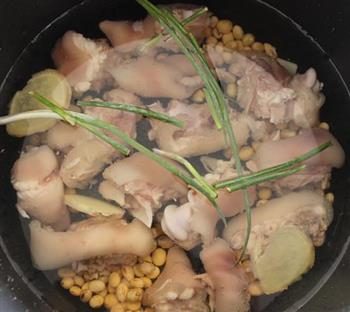 黄豆炖猪蹄汤-冬季暖身的做法步骤3