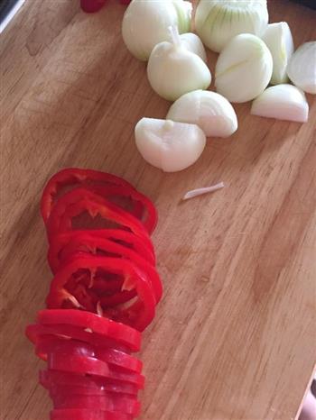 红椒洋葱炒鸡蛋的做法步骤1