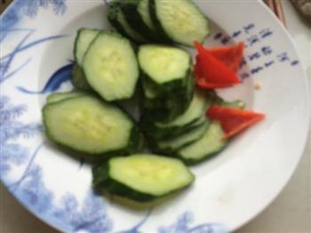 高血压食谱5—黄瓜炒虾仁的做法图解1