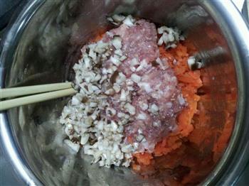白菜香菇猪肉饺子的做法步骤1