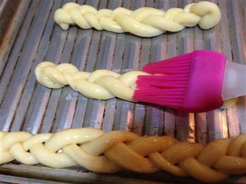 胡萝卜汁辫子面包的做法步骤5