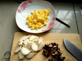咖喱乌冬配香菇剁椒炒蛋的做法步骤3