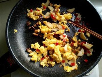 咖喱乌冬配香菇剁椒炒蛋的做法步骤5