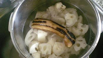 腊肉煲莲藕-冬季暖身的做法步骤3
