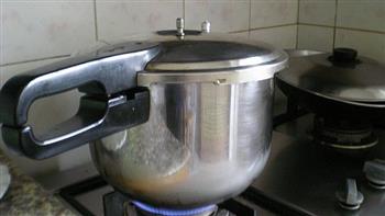 腊肉煲莲藕-冬季暖身的做法步骤4