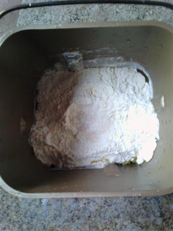 黑芝麻辫子面包的做法步骤2