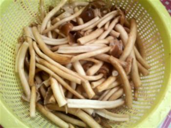 火腿腩肉炒茶树菇的做法图解1