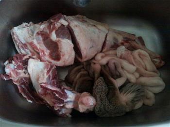 暖心暖胃的羊肉汤的做法步骤1