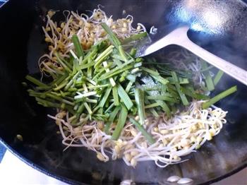 绿豆芽炒韭菜的做法步骤4