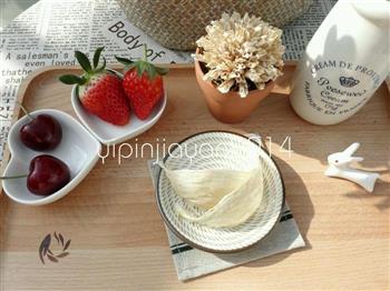 美容养颜甜品-草莓牛奶燕窝的做法步骤1