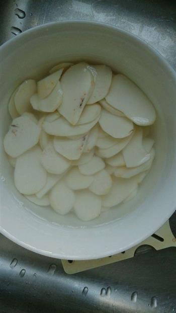 新手必备/简单易上手-奶白奶白的芋艿菌菇汤的做法步骤2