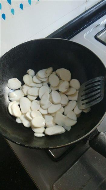 新手必备/简单易上手-奶白奶白的芋艿菌菇汤的做法步骤3