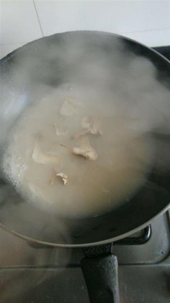 新手必备/简单易上手-奶白奶白的芋艿菌菇汤的做法步骤4