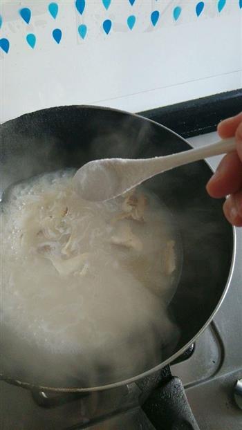 新手必备/简单易上手-奶白奶白的芋艿菌菇汤的做法步骤5