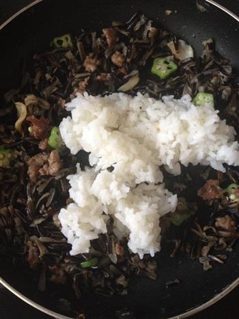 秋葵牛肉炒菰米的做法图解7