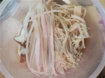 素炒杏鲍菇金针菇的做法步骤2