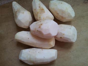 剁椒芋头-冬季暖身的做法图解1