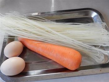 胡萝卜鸡蛋炒米粉-冬季暖身的做法步骤1