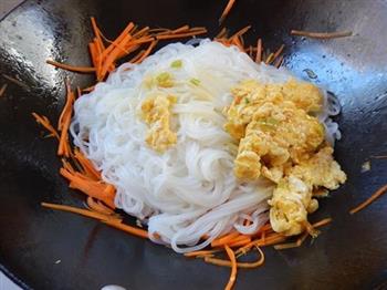胡萝卜鸡蛋炒米粉-冬季暖身的做法步骤10