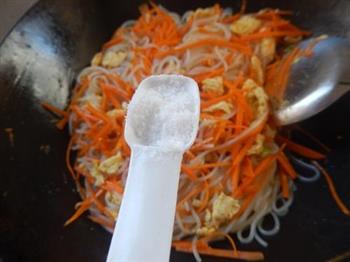 胡萝卜鸡蛋炒米粉-冬季暖身的做法步骤12