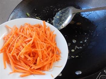 胡萝卜鸡蛋炒米粉-冬季暖身的做法步骤9