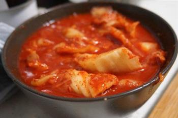 韩式辣白菜牛尾汤的做法图解2