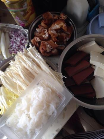水煮肥肠鸭血嫩豆腐—冬季暖身的做法图解1