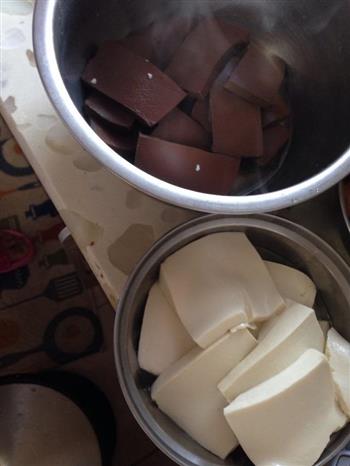水煮肥肠鸭血嫩豆腐—冬季暖身的做法图解2