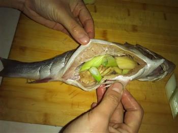 清蒸鲈鱼-鲜嫩无比的做法步骤2
