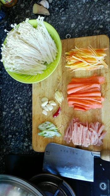 金针菇胡萝卜炒肉丝的做法步骤1