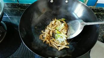 金针菇胡萝卜炒肉丝的做法步骤2