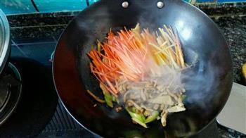 金针菇胡萝卜炒肉丝的做法步骤3