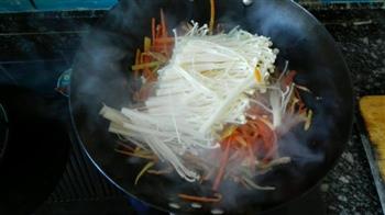 金针菇胡萝卜炒肉丝的做法步骤4
