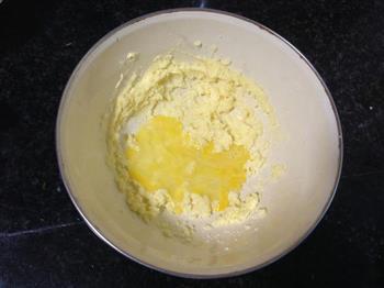 咸蛋黄绿豆沙菠萝饼的做法步骤3