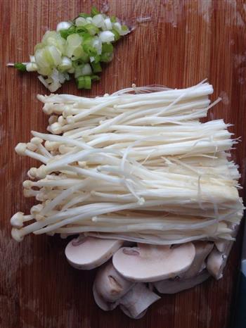 咖喱双菇排骨面的做法步骤1