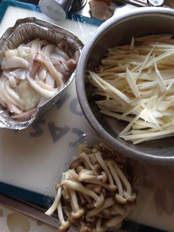 茭白菌菇鱿鱼丝的做法步骤1