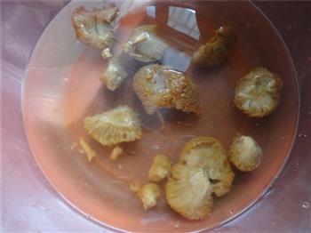 猴头菇煲鹧鸪祛湿汤—冬季暖身的做法图解1