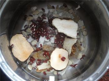 猴头菇煲鹧鸪祛湿汤—冬季暖身的做法图解2