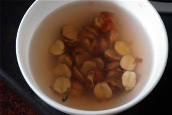 章鱼莲子薏米煲猪骨汤—冬季暖身的做法图解1