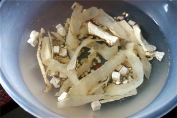 章鱼莲子薏米煲猪骨汤—冬季暖身的做法图解2