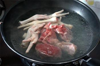 章鱼莲子薏米煲猪骨汤—冬季暖身的做法步骤5