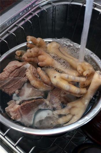 章鱼莲子薏米煲猪骨汤—冬季暖身的做法图解6