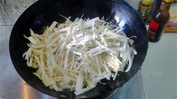 梅子肉粉丝烧白菜的做法步骤4