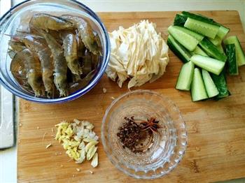 豆腐皮油焖虾的做法步骤1
