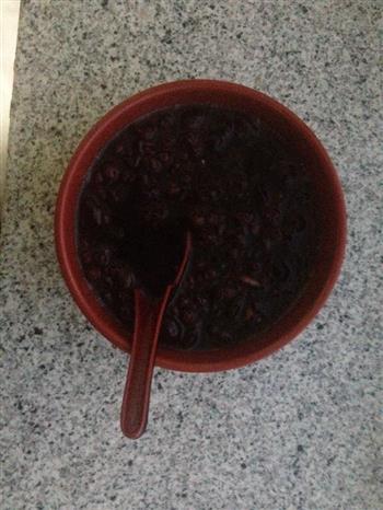 薏米黑豆黑米百合粥的做法步骤2