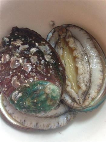 海椰皇红枣鲍鱼排骨汤的做法步骤3