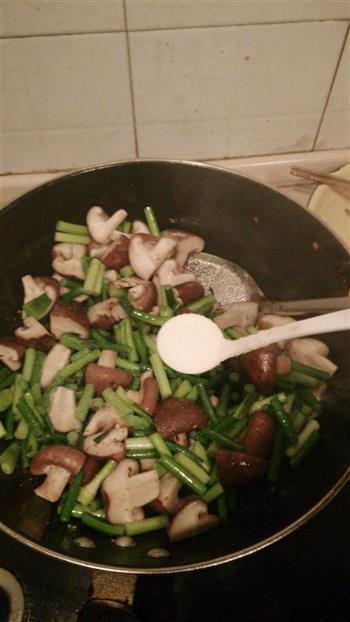 香菇蒜苔炒肉的做法步骤11
