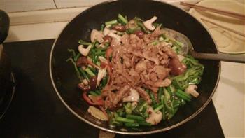 香菇蒜苔炒肉的做法步骤12